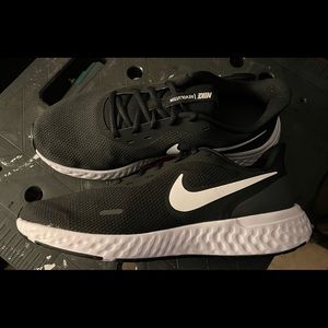 Nike Revoution 5 size 11 W 4E white black ( never worn paper still inside )